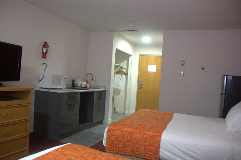Bedroom 3, Howard Johnson by Wyndham Fort St. John, Peace River