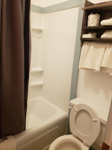 Bathroom 3, Lava Mountain Lodge, Fremont