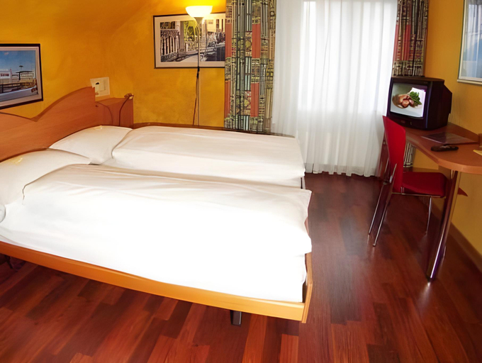 Bedroom 12
