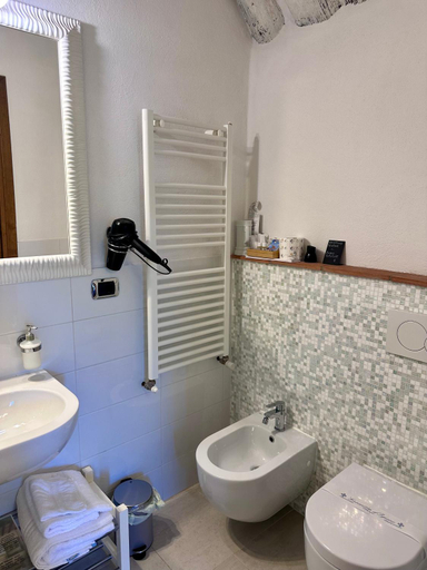 Bathroom 2, Casale Le Masse, Florence