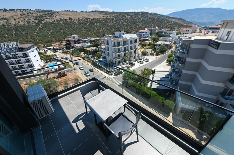 Others 5, Monun Hotel, Sarandës
