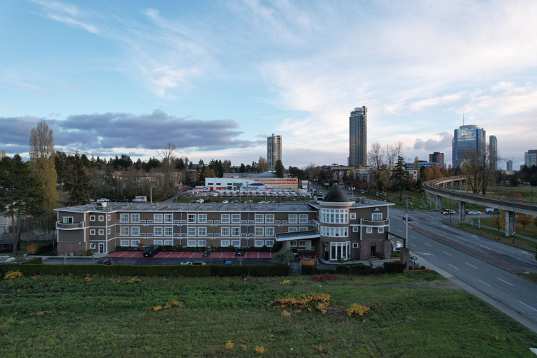 Exterior & Views
