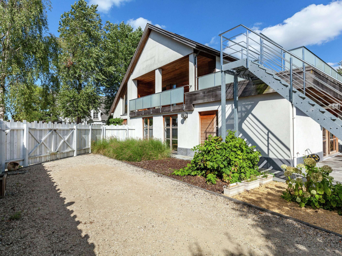 Exterior & Views