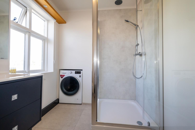 Bathroom 2, Geisla Apartments, Akureyri
