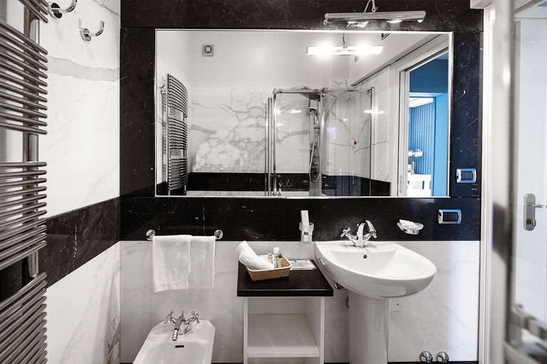 Bathroom 5, Hotel Palazzo Guiscardo, Lucca