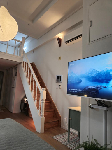 Shared lounge/TV area