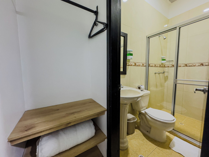Bathroom 4, Hotel Central Plaza Medellin, Medellín