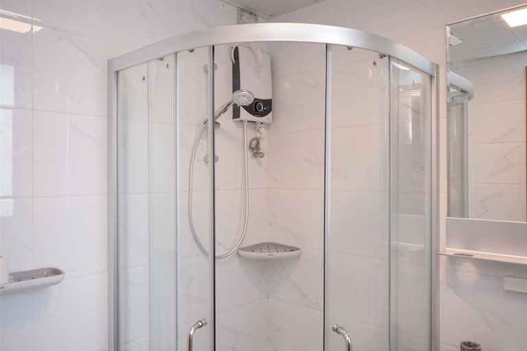 Bathroom 5, Spacious & Elegant 3BR Apartment at Sky House BSD By Travelio, Tangerang Selatan