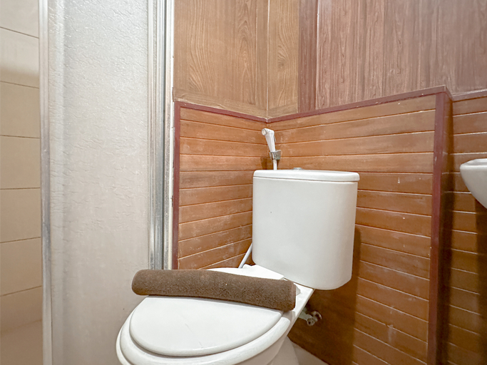 Bathroom 5, 1BR Modern Suites at Tamansari Prospero Sidoarjo Apartment By Travelio, Sidoarjo