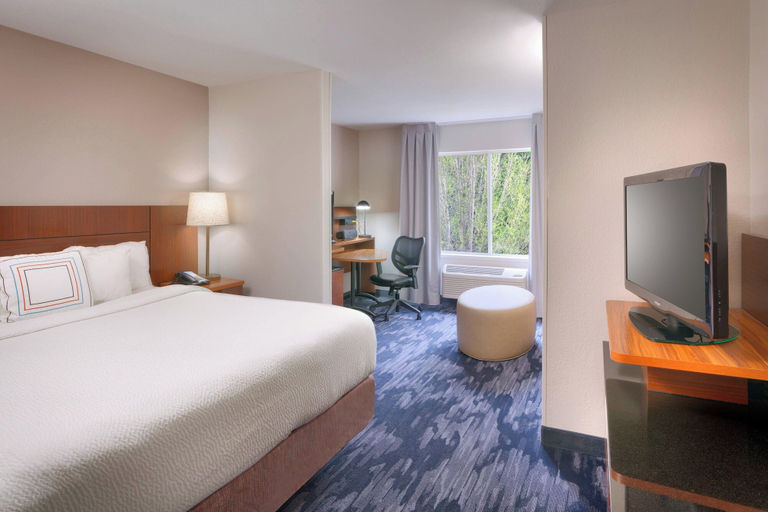 Bedroom 4, Fairfield Inn & Suites by Marriott Seattle Bellevue/Redmond, King