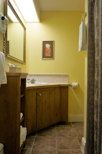 Bathroom 3, Inn on the Harbour, Queens