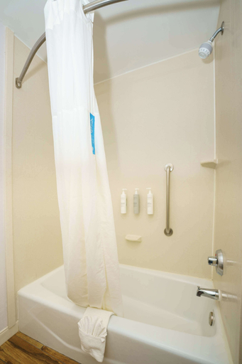 Bathroom 5, Hampton Inn Garden City, Finney