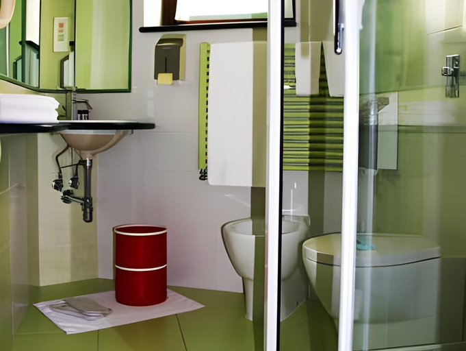 Bathroom 18