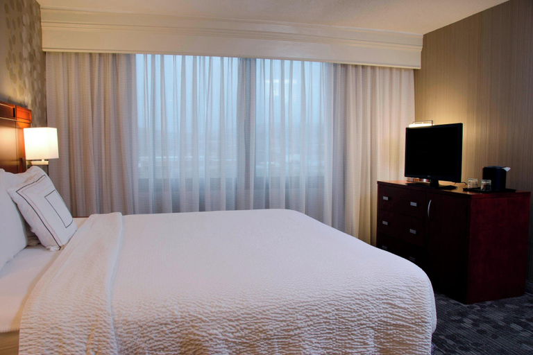 Bedroom 3, Courtyard by Marriott Waterbury Downtown, New Haven