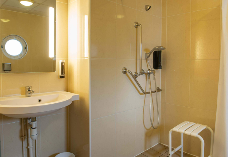 Bathroom 4, B&B HOTEL Saint-Quentin, Aisne