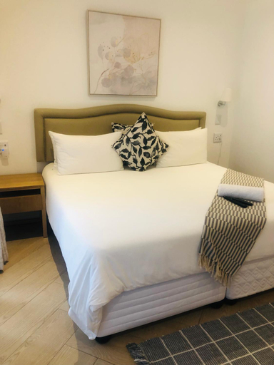 Bluebanana Lodge, O.R.Tambo