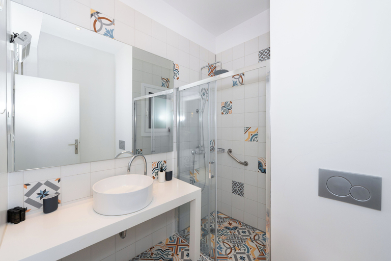 Bathroom 4, Spacious Modern Apt in Athens near Metro, Attica