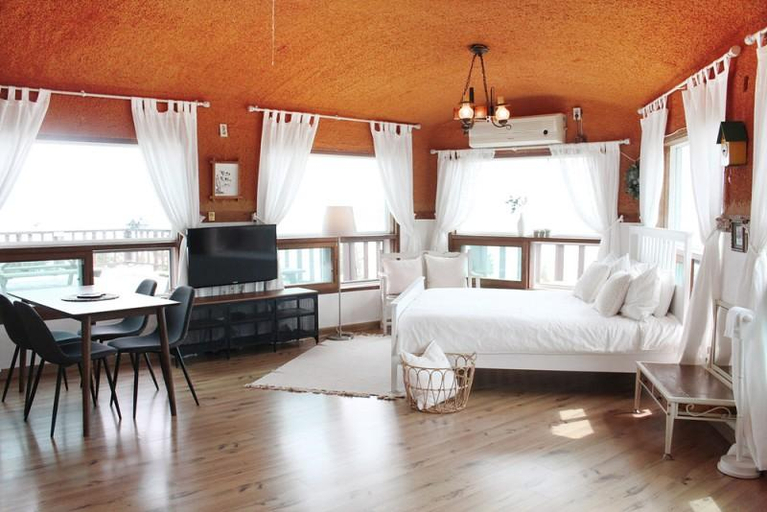 Bedroom 2, Namhae Exclamation Point & Comma Pension, Namhae
