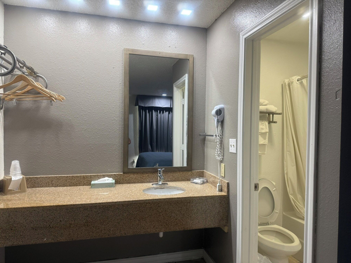 Bathroom 4, Lockhart Inn, Caldwell
