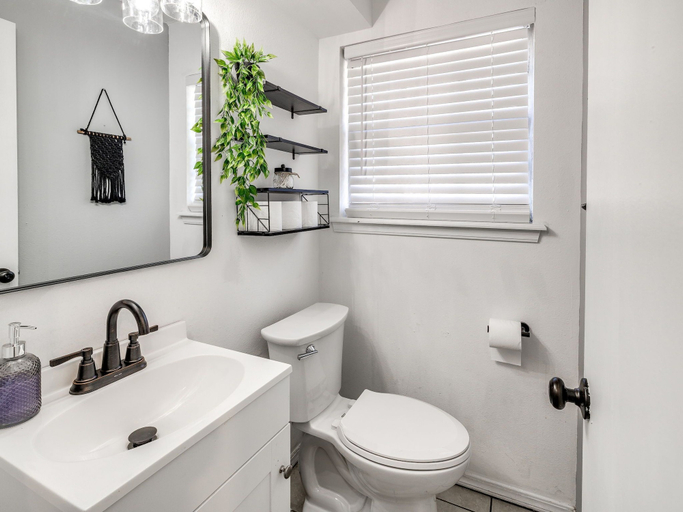 Bathroom 4, The House of Cards, Oklahoma