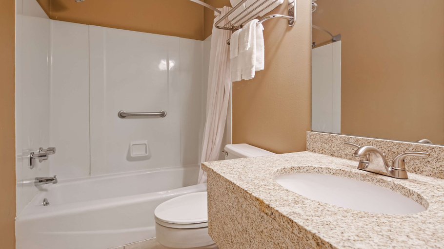Bathroom 4, SureStay Hotel by Best Western Cameron, De Kalb