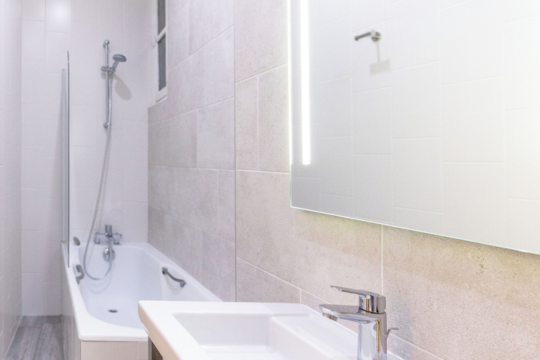 Bathroom 4, La Confiance, Manche