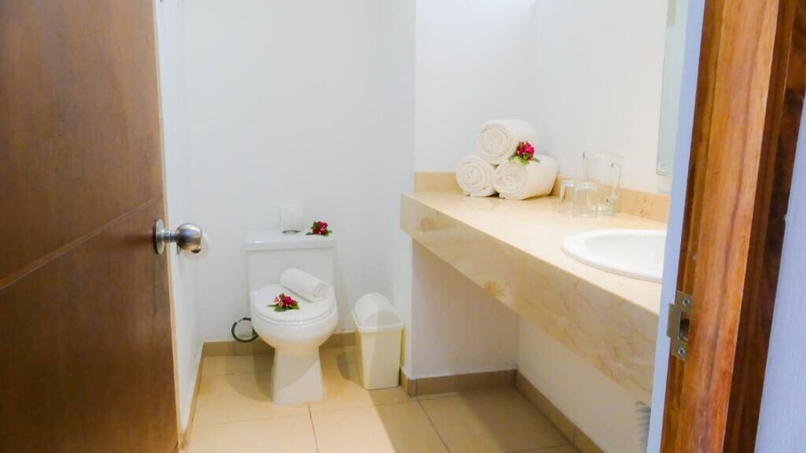 Bathroom 5, Casablanca Resort, Compostela