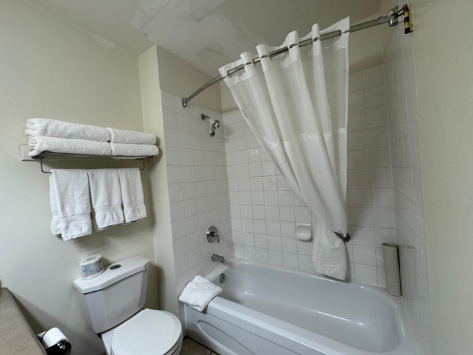 Bathroom 4, Howard Johnson by Wyndham Fort St. John, Peace River