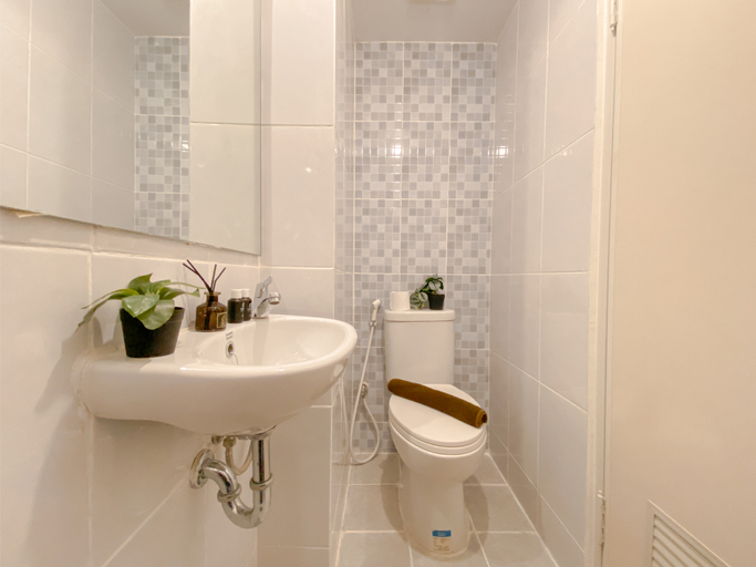 Bathroom 5, Good Choice Studio Apartment Tokyo Riverside PIK 2 By Travelio, Tangerang