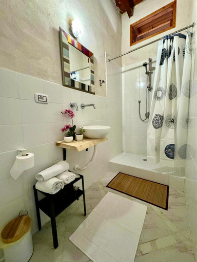 Bathroom 3, Camera matrimoniale con terrazzo, Napoli