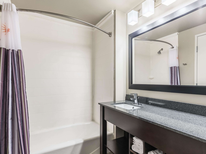 Bathroom 4, La Quinta Inn & Suites by Wyndham Walla Walla, Walla Walla