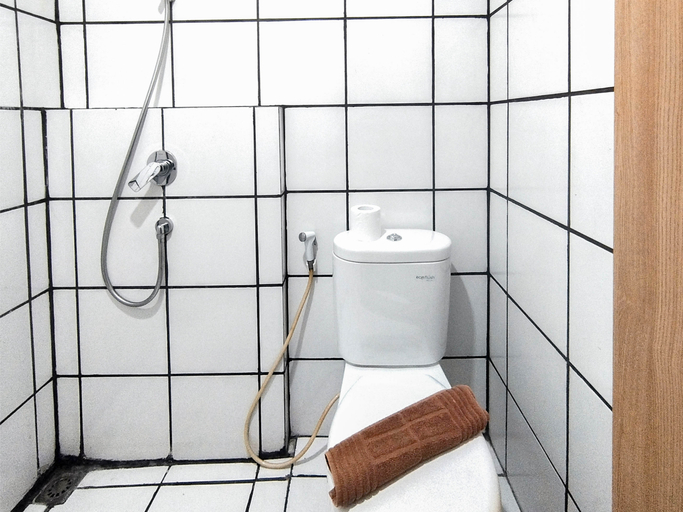 Bathroom 5, Restful and Simply Studio at The City Square Apartment By Travelio, Surabaya
