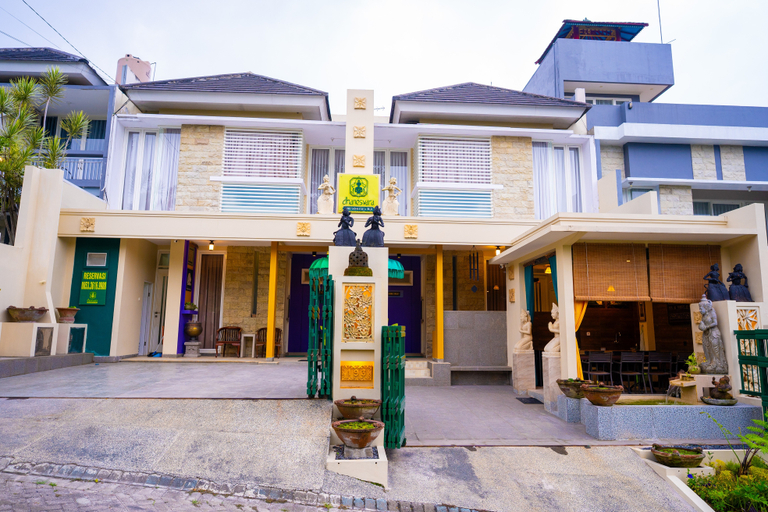 Exterior & Views