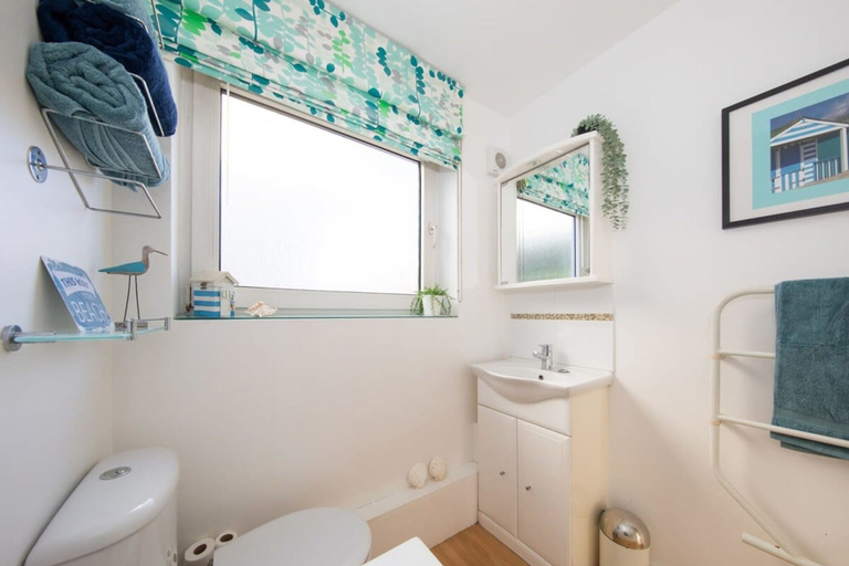 Bathroom 3, Sunny Modern Nr Beach Village w Parking, West Sussex