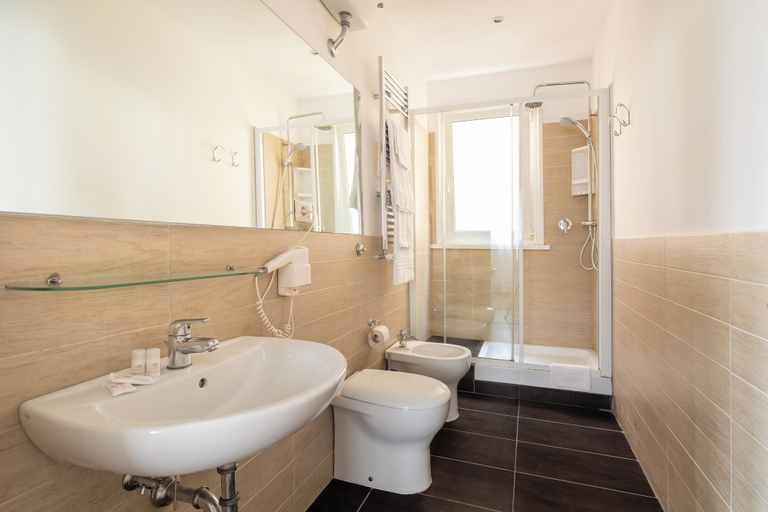 Bathroom 5, Fleming Suites, Rome