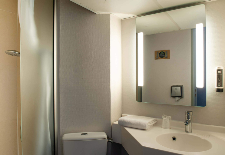 Bathroom 4, B&B HOTEL Saint-Quentin, Aisne