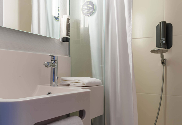 Bathroom 4, B&B HOTEL Belfort, Territoire de Belfort