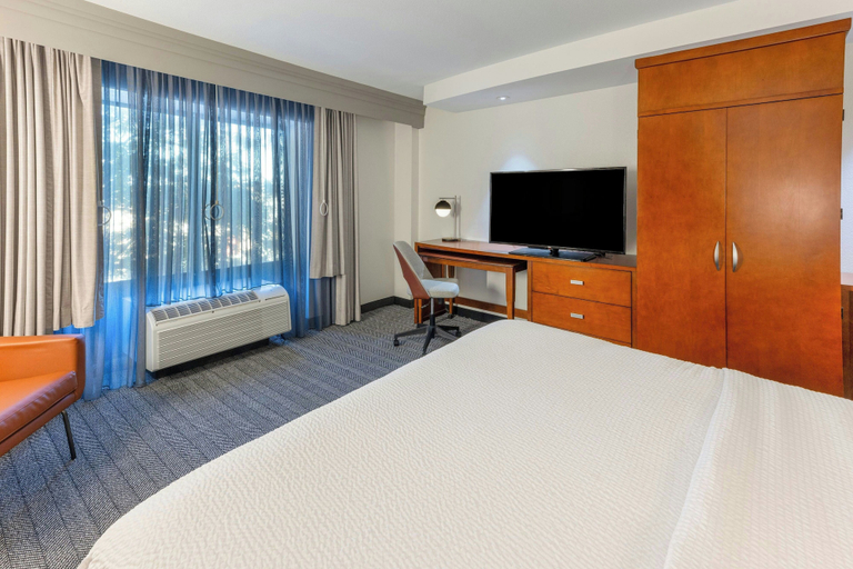 Bedroom 2, Courtyard by Marriott Wichita At Old Town, Sedgwick