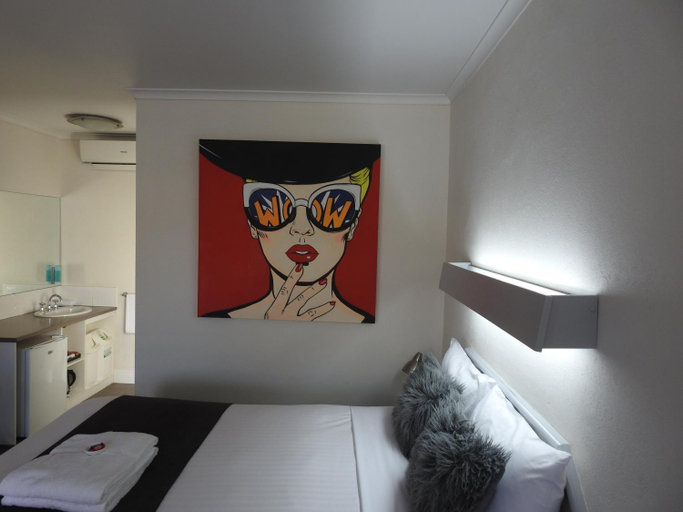 Bedroom 2, Wine Village Motor Inn, Indigo - Pt B