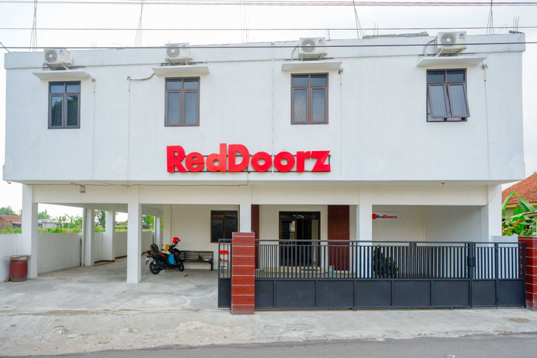 Exterior & Views 2, RedDoorz Syariah near Universitas Jenderal Soedirman 2, Banyumas