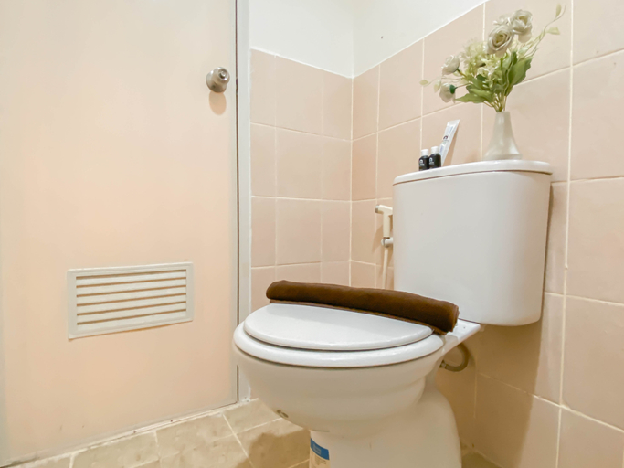 Bathroom 5, Cozy and Tranquil Studio at Podomoro Golf View Apartment By Travelio, Bogor