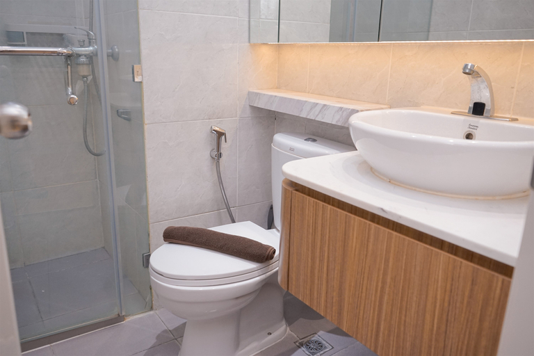 Bathroom 5, Nice and Cozy 2BR at Parkland Avenue Apartment By Travelio, Tangerang Selatan