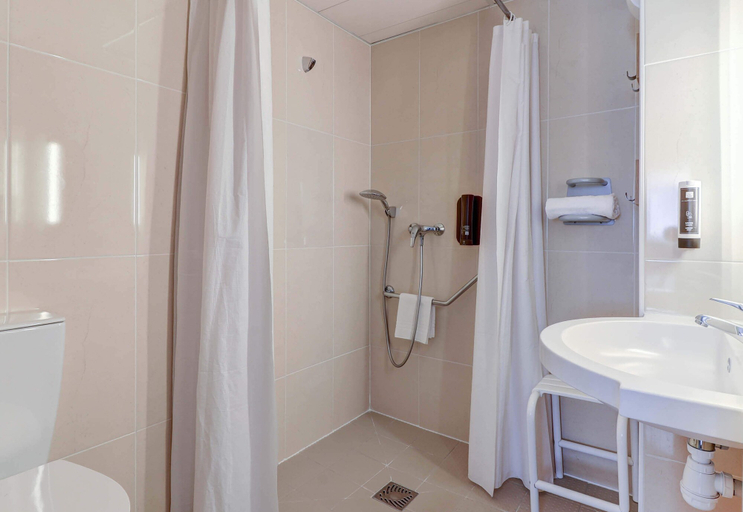 Bathroom 14