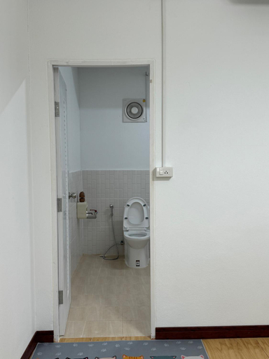 Bathroom 3, Rai Boonsom, Phrao