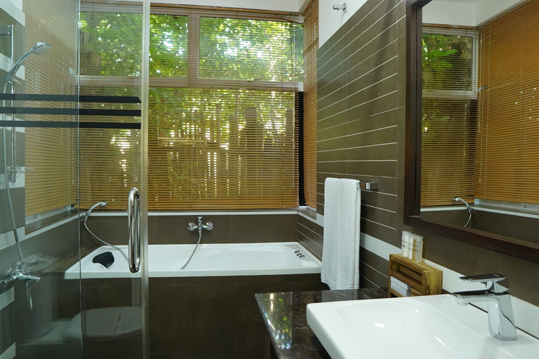 Bathroom 5, The Glenrock, Imbulpe