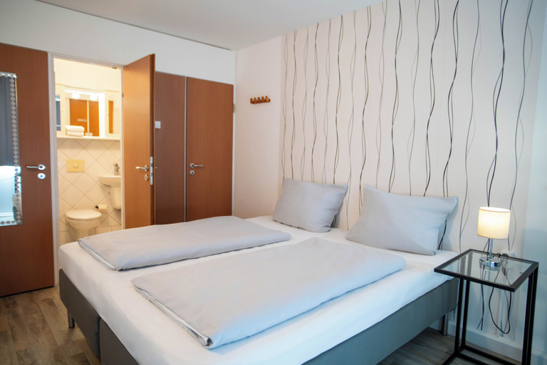 Bedroom 5, [BEE]VILLAGE MESSEHOTEL HANNOVER-LAATZEN., Region Hannover