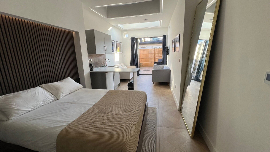Bedroom 3, Luxurious London Studios, London
