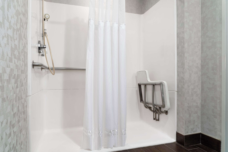 Bathroom 4, DoubleTree by Hilton Hartford - Bradley Airport, Hartford