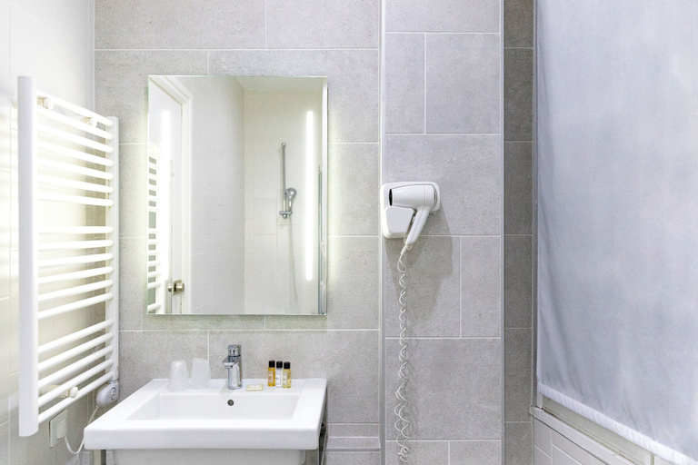 Bathroom 4, La Confiance, Manche