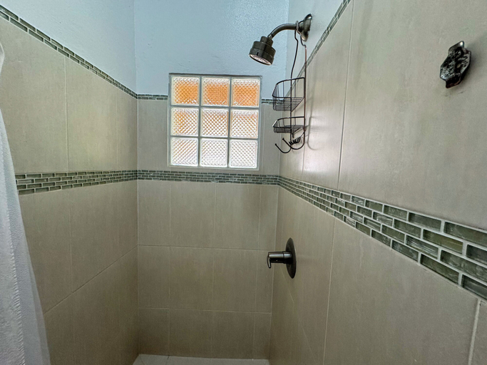 Bathroom 4, Caribbean Shores Bed & Breakfast